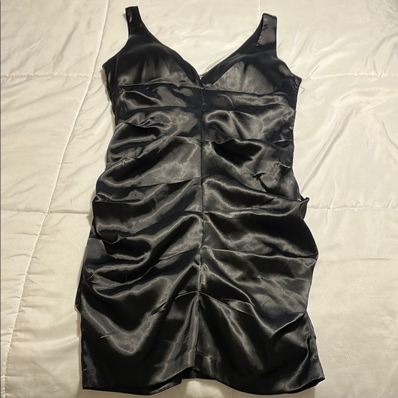 Elegant Black Satin Dress - Picture 2 of 2